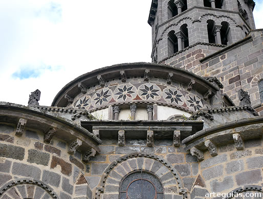 Decoraci&oacute;n pol&iacute;croma de la cabecera de Saint-Nectaire