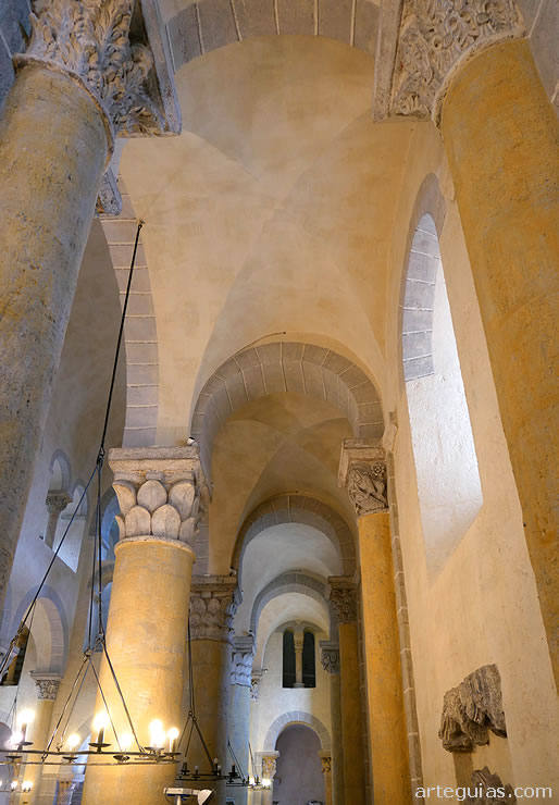 Nave lateral cubierta con b&oacute;vedas de arista