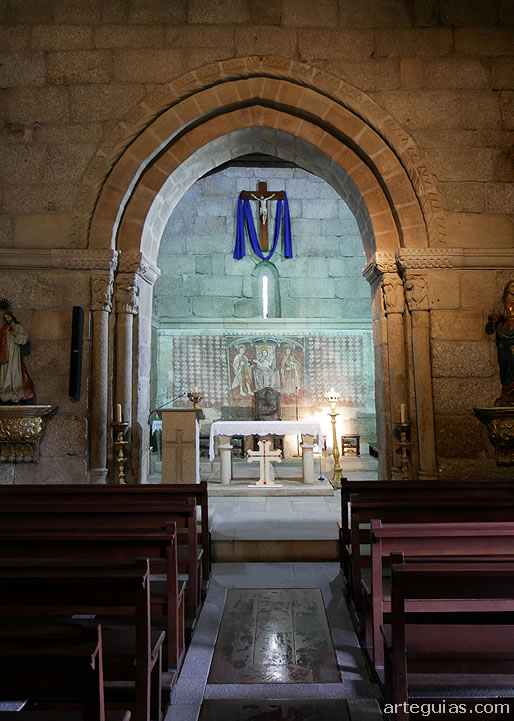 Interior de la iglesia del Salvador de Tabuado, Portugal