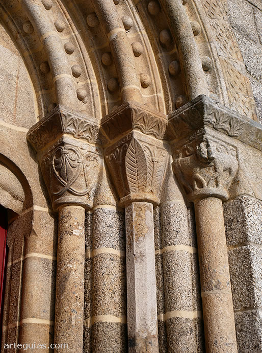 Columnas de la puerta oeste. Iglesia del Salvador de Tabuado, Portugal