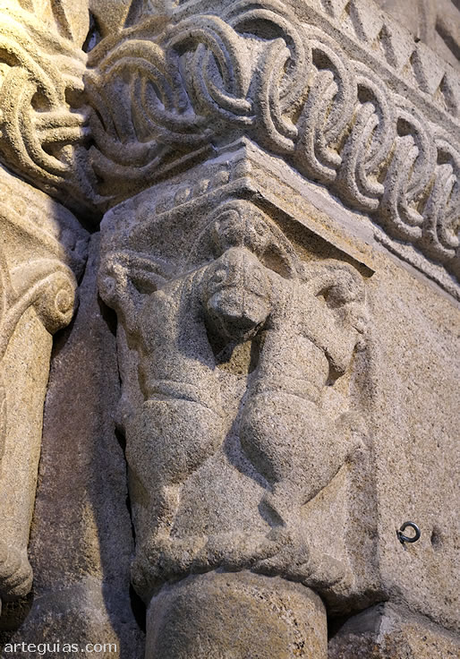 Iglesia de Tabuado: capitel de leones en el arco triunfal