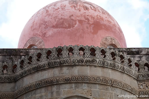 Una de las características tres cúpulas de la iglesia palermitana