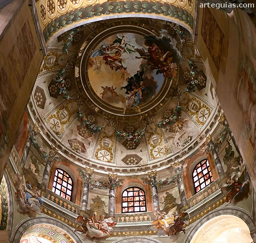 C&uacute;pula central con pinturas del siglo XVIII