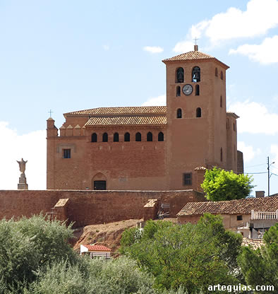 La iglesia fortaleza con su austero aspecto exterior