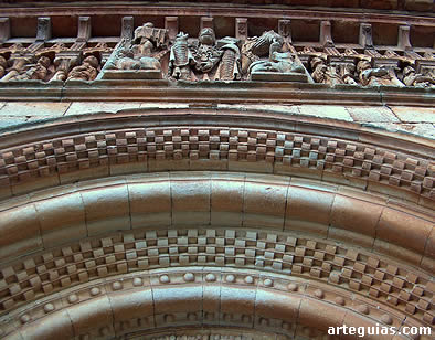 Iglesia de Moarves de Ojeda: arquivoltas de la puerta y friso escult&oacute;rico