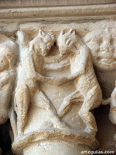 Capitel con escena de lucha entre cabras o diablos