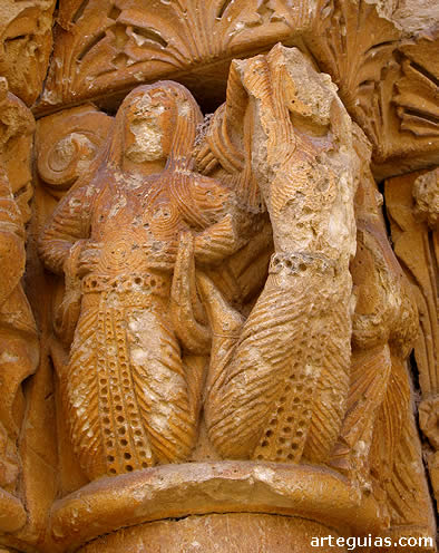 Capitel de la puerta con bailarinas