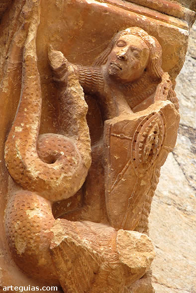 Canecillo mostrando un guerrero en combate con un drag&oacute;n