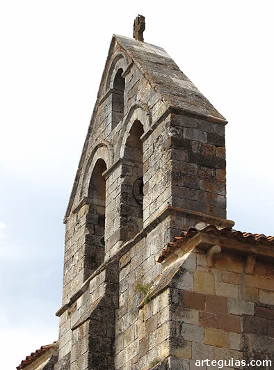 Caracter&iacute;stica espada&ntilde;a en el hastial occidental