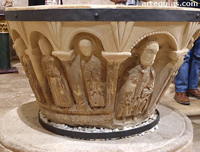 Otra de las joyas de la iglesia de Moarves de Ojeda es su pila bautismal rom&aacute;nica