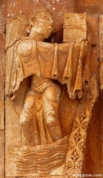 Evangelista San Mateo en lo alto del friso