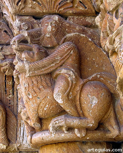 Sans&oacute;n desquijarando al le&oacute;n en uno de los capiteles de la puerta rom&aacute;nica de la iglesia