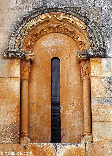 Uno de los ventanales del muro meridional