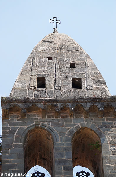 Chapitel de piedra que remata la torre