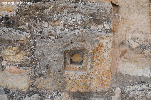 Pie de altar prerrománico en la fachada occidental del templo soriano