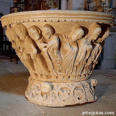 Cara opuesta de la pila bautismal rom&aacute;nica