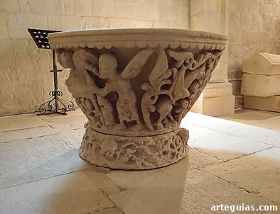 La pila bautismal es la gran protagonista del templo parroquial de Colmenares de Ojeda