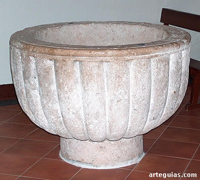 Pila bautismal de sencillas trazas rom&aacute;nicas (copa con gallones)