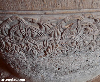 Fino relieve vegetal y geom&eacute;trico de la copa