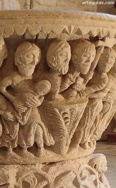 Escena de un bautizo tallada en la propia pila bautismal