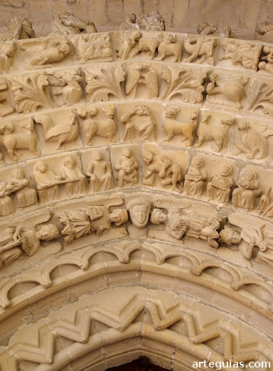 Arquivoltas repletas de esculturas de la portada. Iglesia de la Asunci&oacute;n de Tuesta