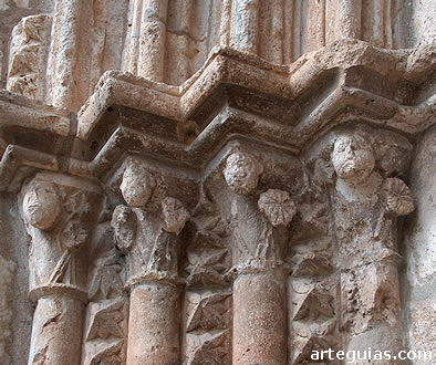 Columnas de la puerta con molduras de puntas de diamante y capiteles vegetales y con cabecitas