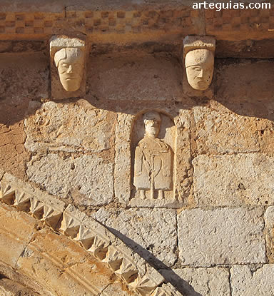 relieve de un obispo en la enjuta de la puerta