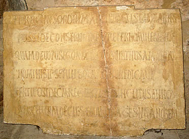 R&eacute;plica de la l&aacute;pida de consagraci&oacute;n de la iglesia