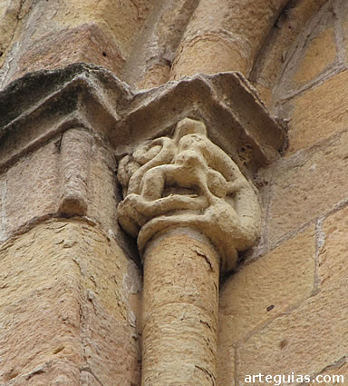 Capitel de la torre. Est&aacute; muy desgastado pero se adivinan combates entre diversos animales
