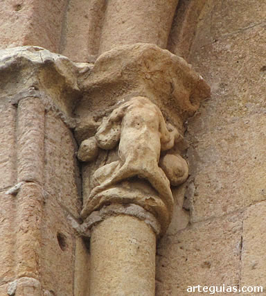 Extra&ntilde;o rostro con serpientes