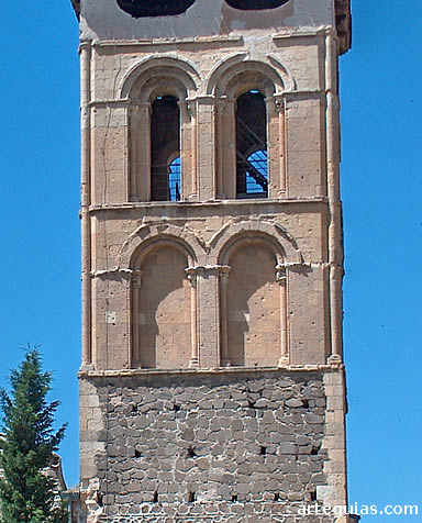 Muro oriental de la torre rom&aacute;nica de la iglesia