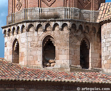 Cimborrio de San Miguel de Almaz&aacute;n
