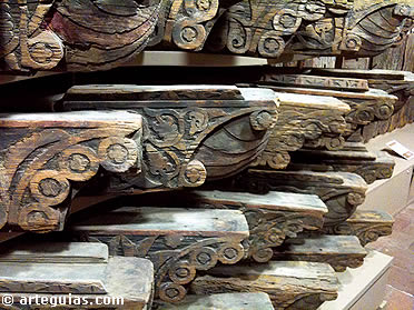Modillones que sujetaban la techumbre de madera original