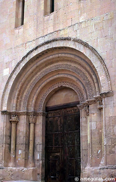 Puerta del hastial occidental