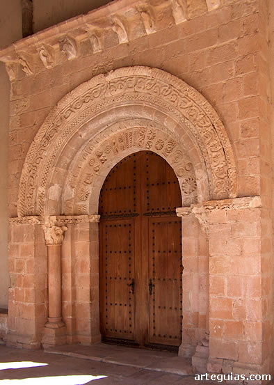La puerta de ingreso a la iglesia de San Pedro de Ga&iacute;llos