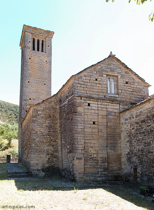 Fachadas oeste y norte de la iglesia de San Pedro de L&aacute;rrede