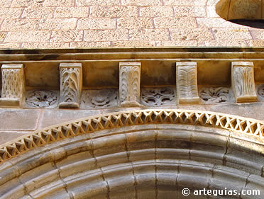 Canecillos y metopas en la puerta