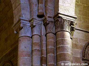 Columnas interiores de la iglesia de Santa Clara
