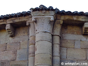 Capiteles y canecillos del &aacute;bside