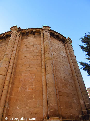 Imponente &aacute;bside de la iglesia de Santa Clara