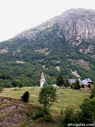 La iglesia de Santa Eulalia de Unha se encuentra en el bello Valle de Ar&aacute;n