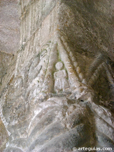 Capitel interior donde predominan los sogueados y las figurillas de animales y personas