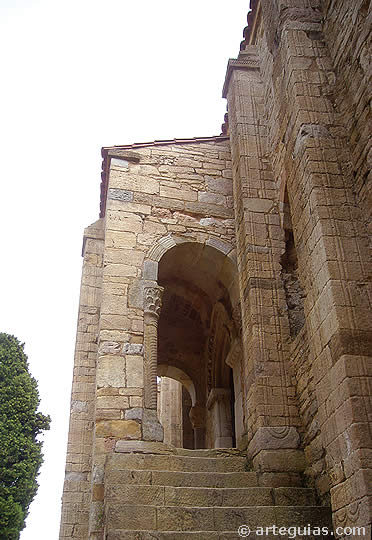 Escalera de acceso al piso superior del edificio