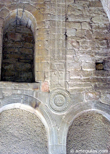En Santa Mar&iacute;a del Naranco, como en los otros edificios Ramirenses, destacan los relieves figurados de su interior