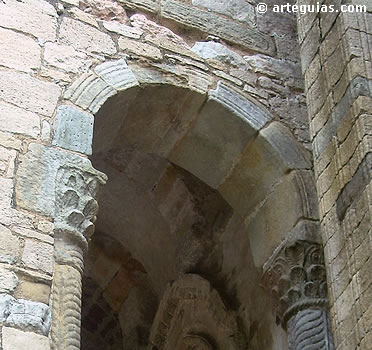 Detalle de la iglesia de Santa Mar&iacute;a del Naranco, Oviedo