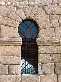 Ventanal con arco de herradura de la iglesia de Santa Mar&iacute;a de Melque (Toledo)