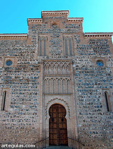 Espectacular fachada de la iglesia mud&eacute;jar de Santiago del Arrabal