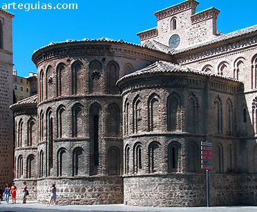 Imponente cabecera triabsidal