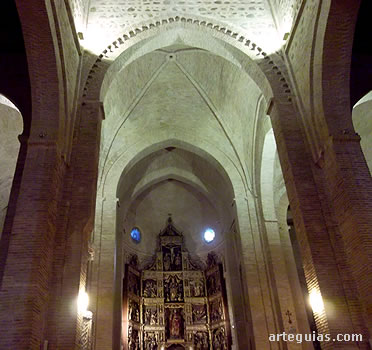 Crucero y &aacute;bside principal vistos desde la nave central