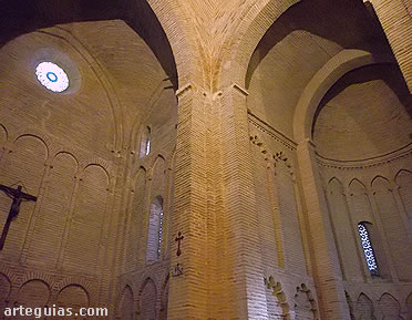 Cabecera y transepto est&aacute;n animados por un variado juego de arquer&iacute;as murales